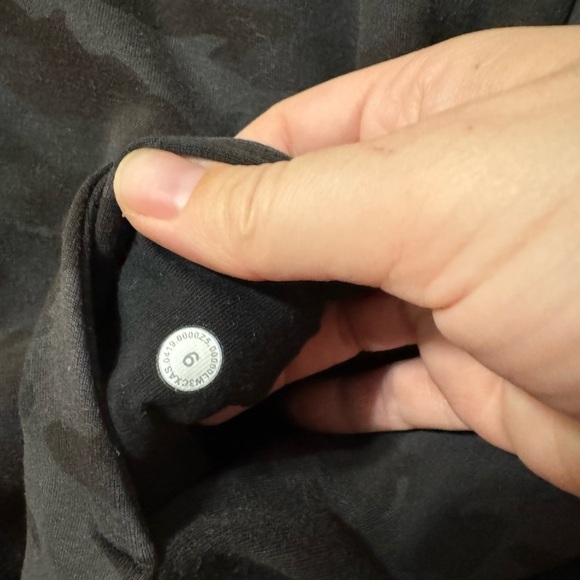 Lululemon scuba crew size 6 VVVGUC *flaw - Picture 3 of 8
